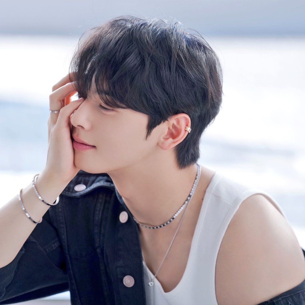 Recent activity shot of Cha Eunwoo