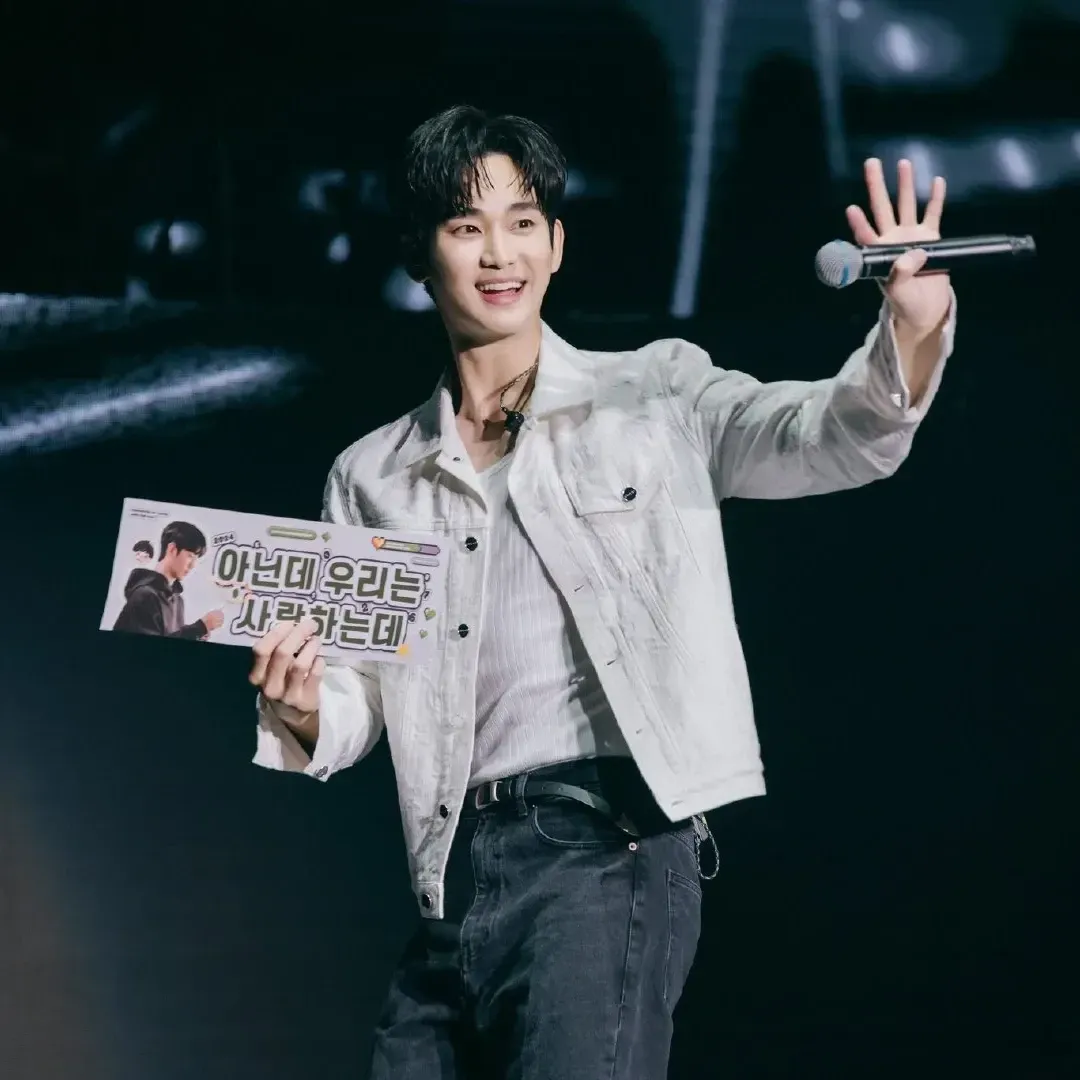A moment captured by a fan of Kim Soohyun