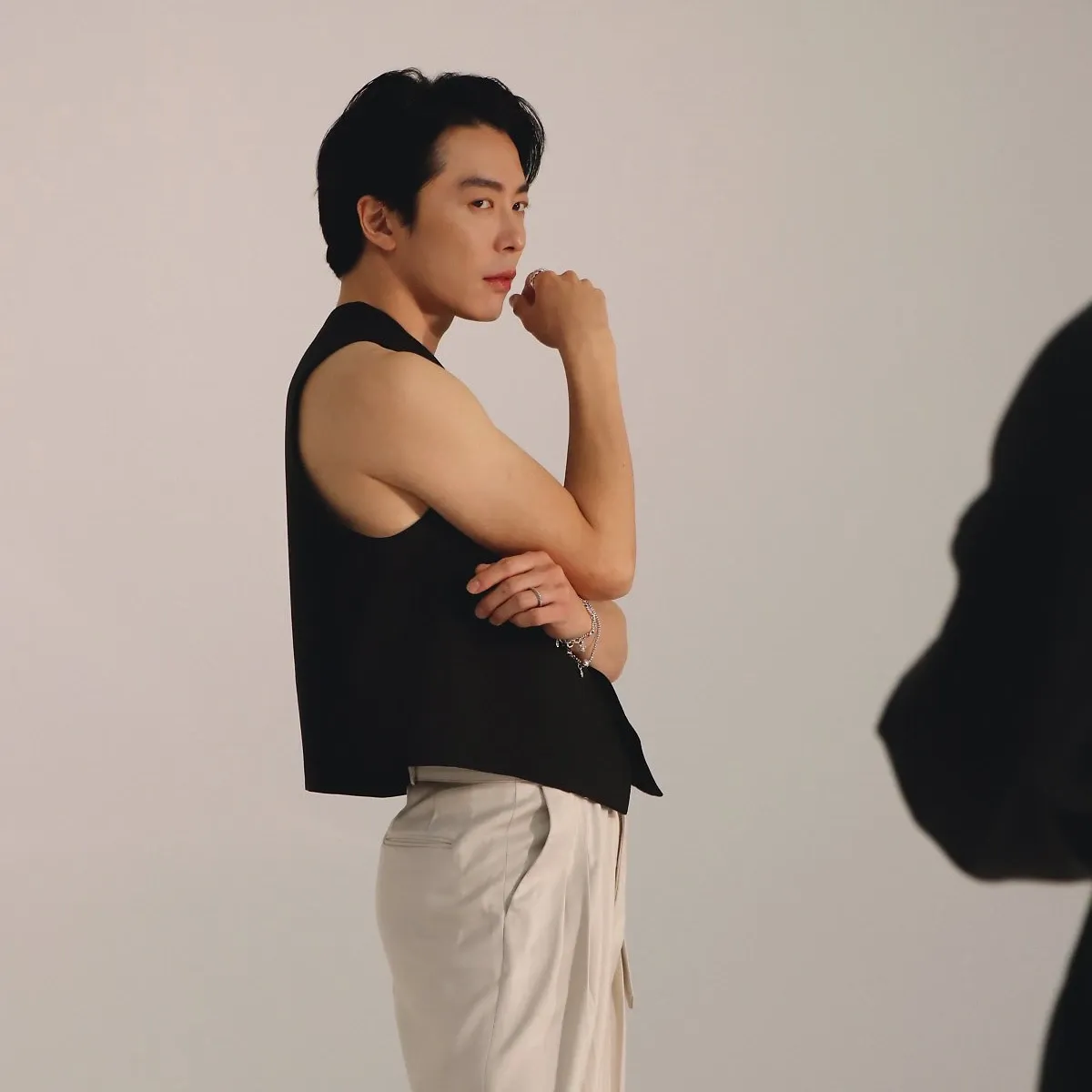 Behind-the-scenes cut of Kim Jaewook