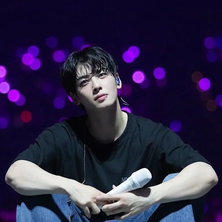 Recent activity shot of Cha Eunwoo