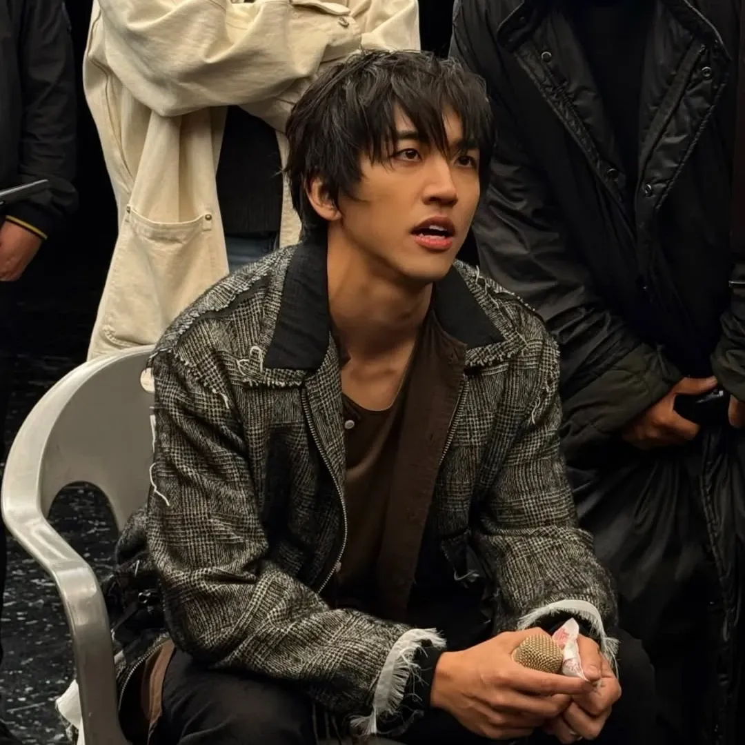 Behind-the-scenes cut of Lee Seungyoon