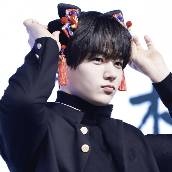 Foto profil terbaik Kim Myungsoo (L) hari ini di Choeaedol Celeb