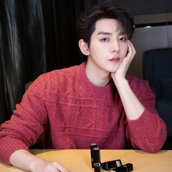 Today’s standout profile photo of Deng Wei on Choeaedol Celeb