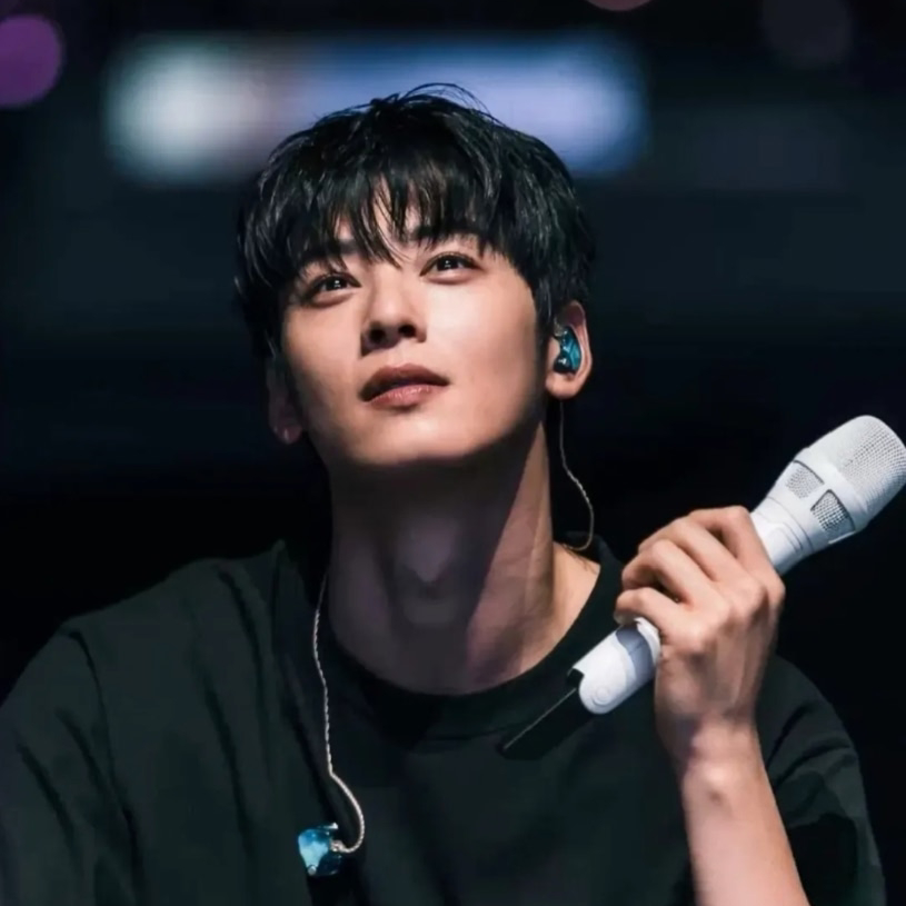 A moment captured by a fan of Cha Eunwoo