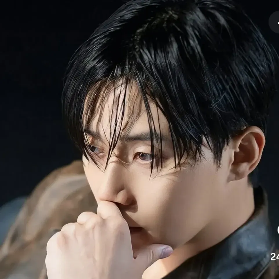 A moment captured by a fan of Park Seojoon