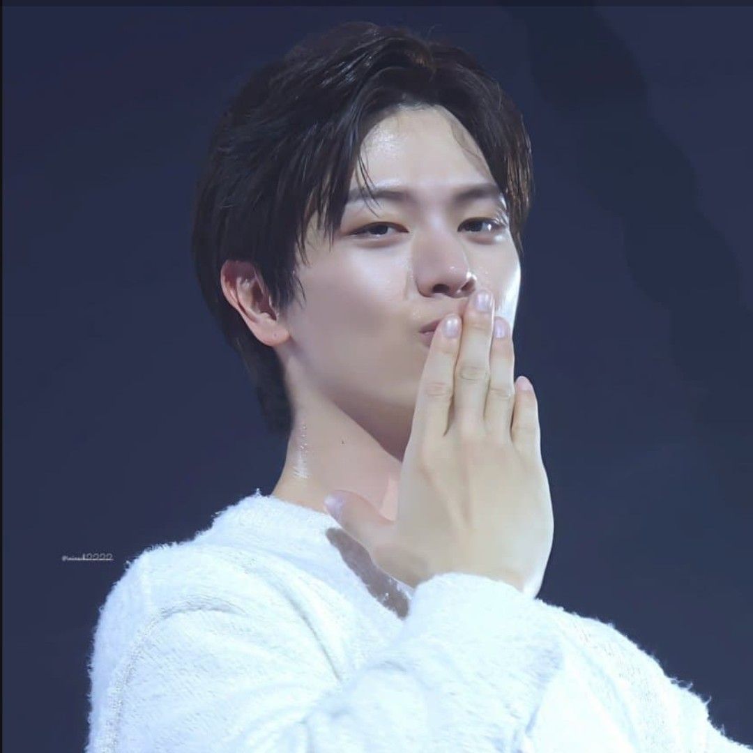 A moment captured by a fan of Yook Sungjae