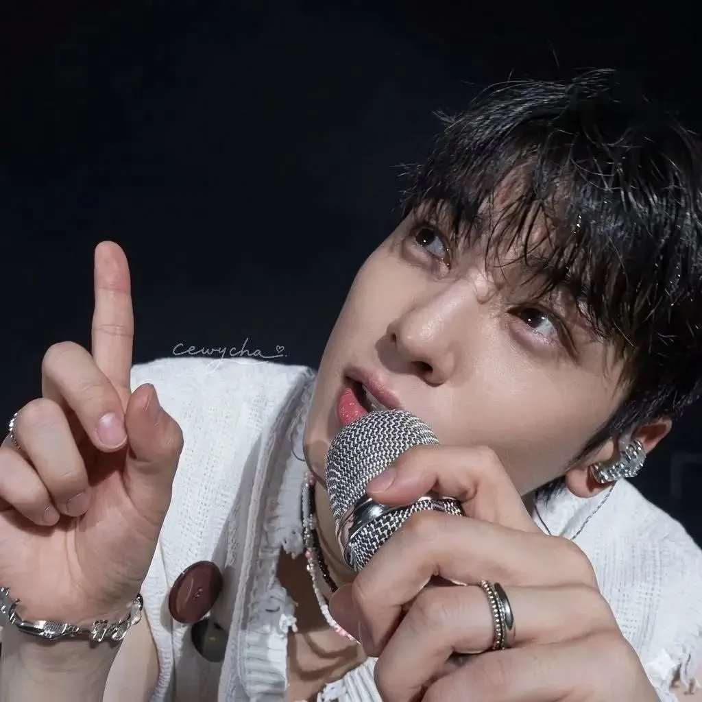 A moment captured by a fan of Cha Eunwoo