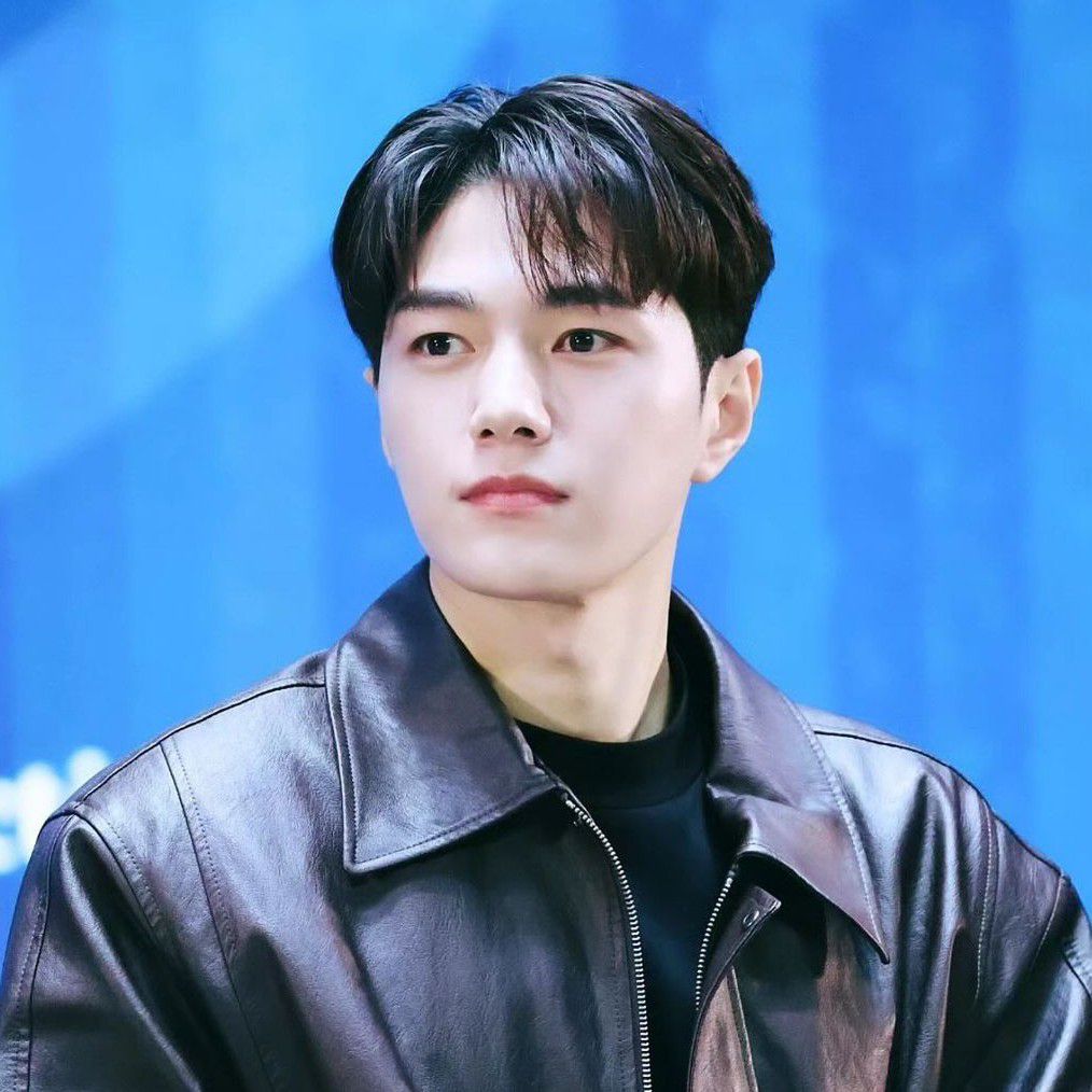 A moment captured by a fan of Kim Myungsoo (L)