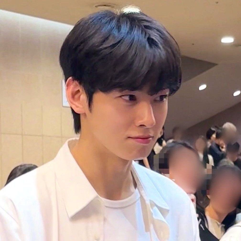 Recent activity shot of Cha Eunwoo