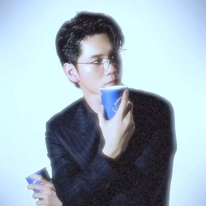 粉丝拍下的邕圣祐瞬间