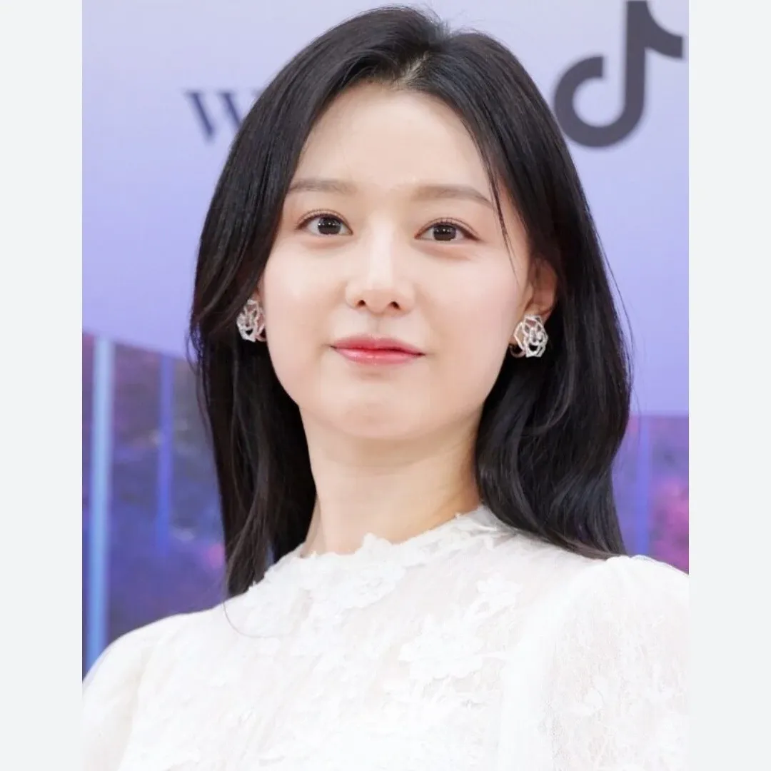 Behind-the-scenes cut of Kim Jiwon