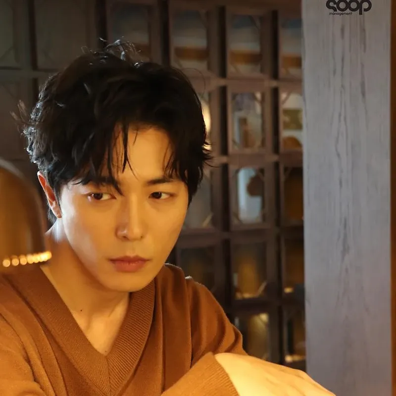 Behind-the-scenes cut of Kim Jaewook