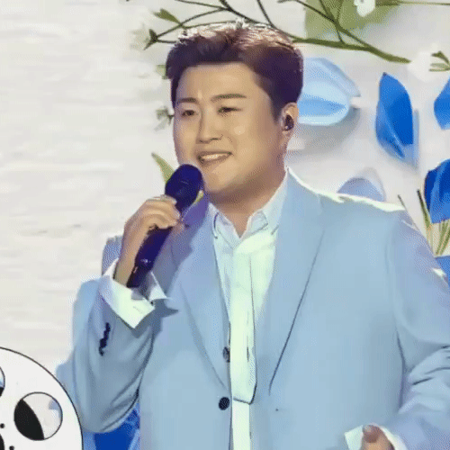 粉丝拍下的金浩中瞬间