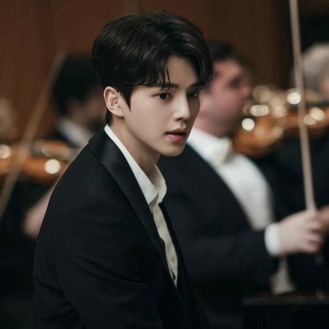 Latest photo of Song Kang