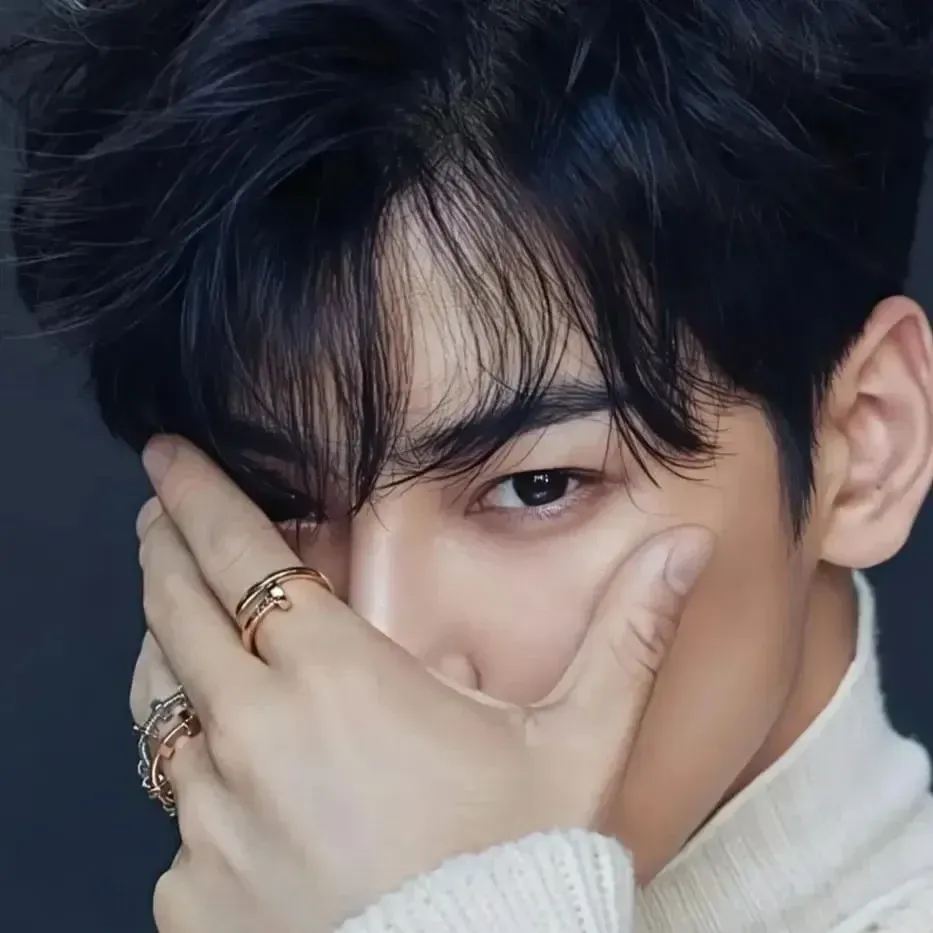 Behind-the-scenes cut of Cha Eunwoo