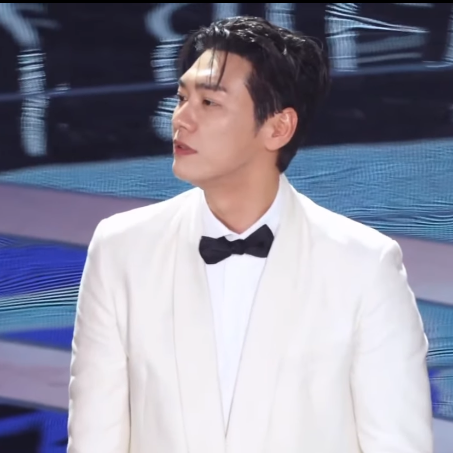 Behind-the-scenes cut of Kim Youngkwang