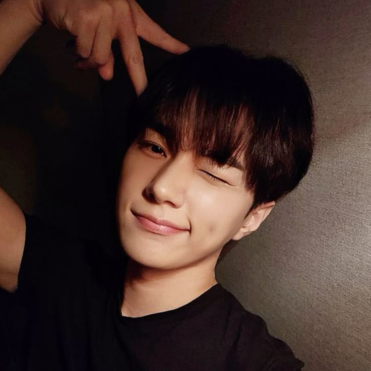 Behind-the-scenes cut of Kim Myungsoo (L)