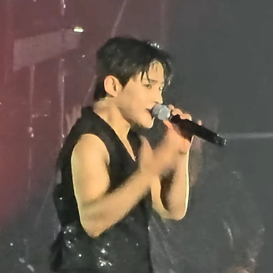 A moment captured by a fan of Seong Ri