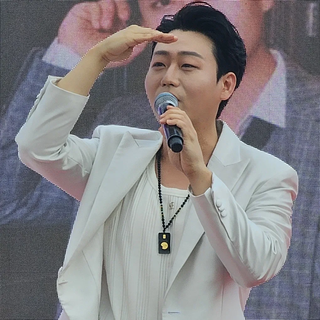A moment captured by a fan of Min Soohyun