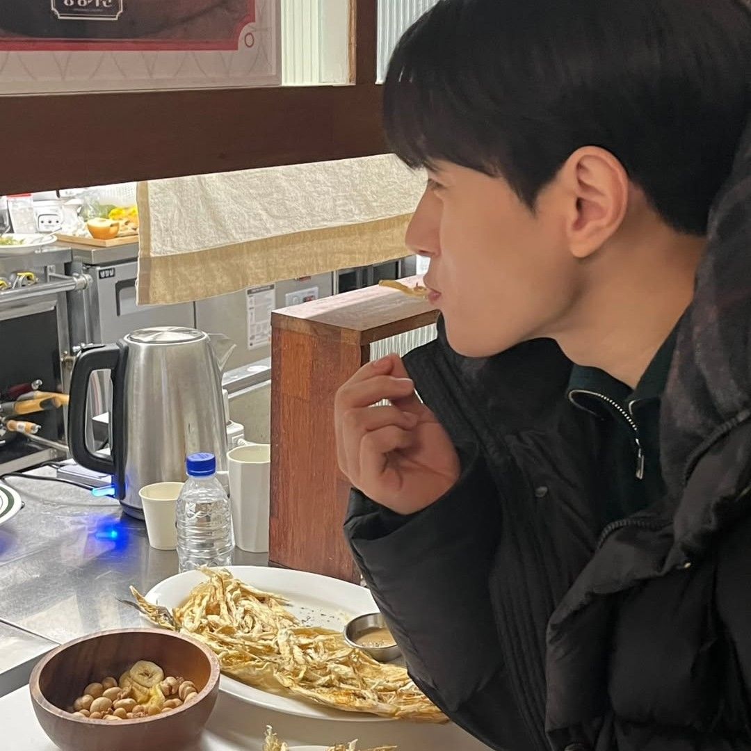 A moment captured by a fan of Kim Myungsoo (L)