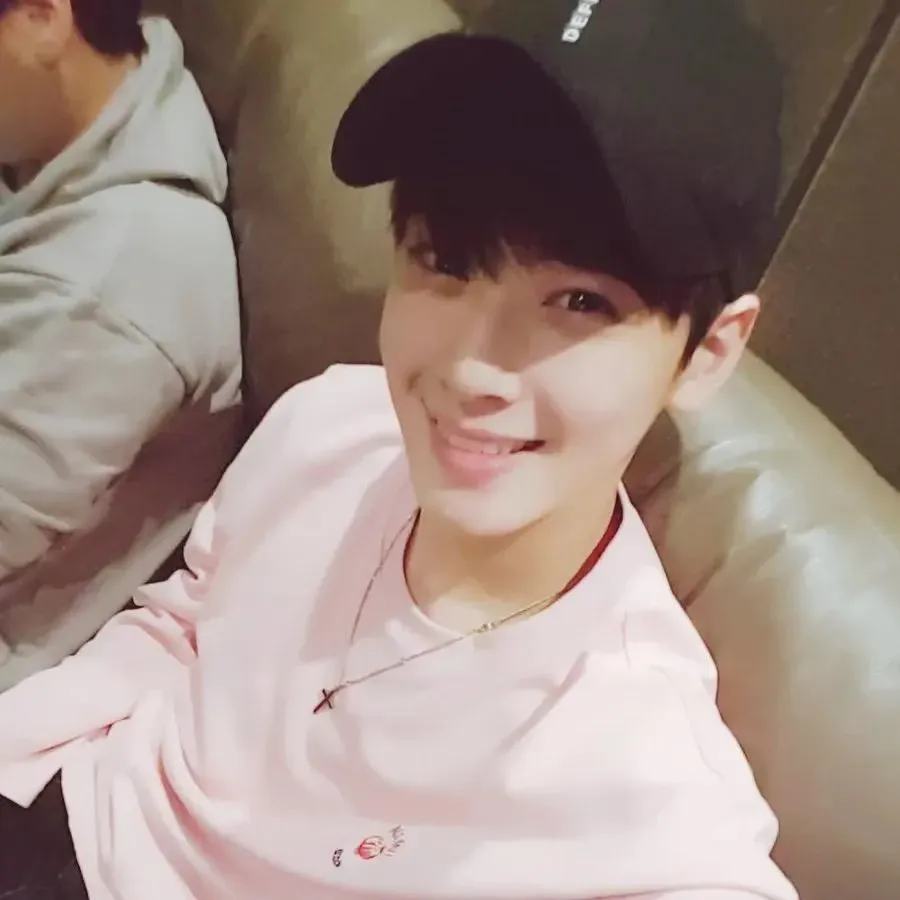 Behind-the-scenes cut of Cha Eunwoo