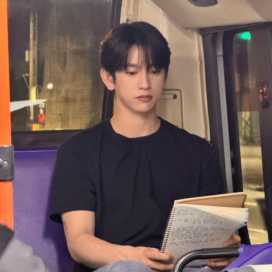 Momen yang diabadikan oleh penggemar Park Jinyoung