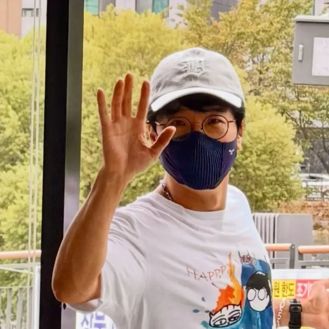 Recent activity shot of Bak Changgeun