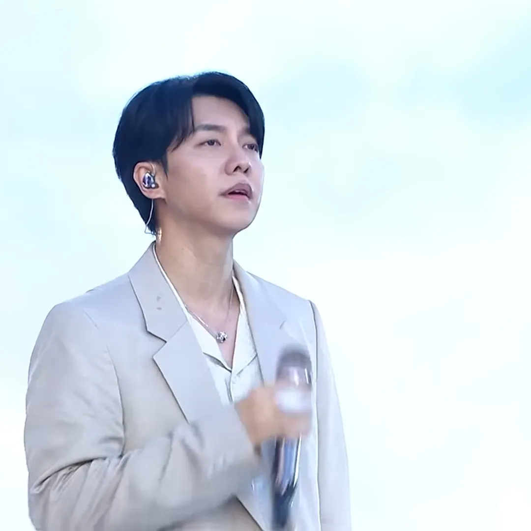 A moment captured by a fan of Lee Seunggi