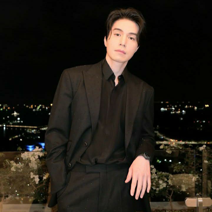 Recent activity shot of Lee Dongwook