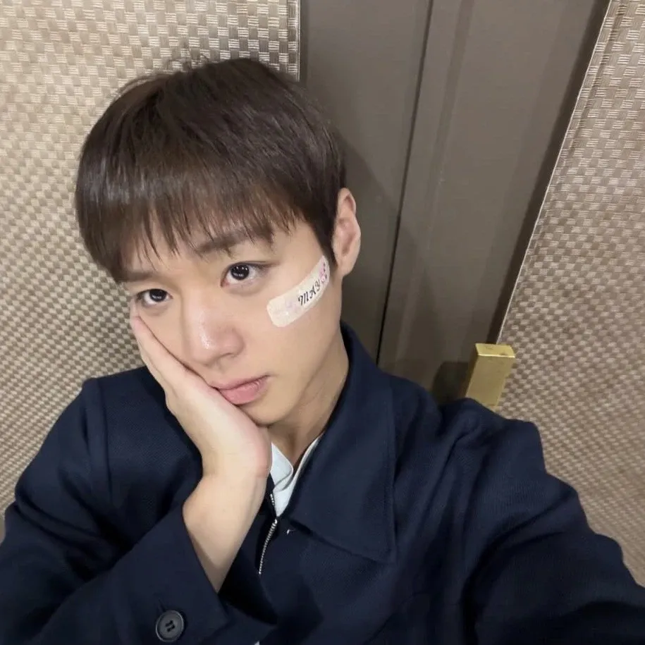 A moment captured by a fan of Park Jihoon