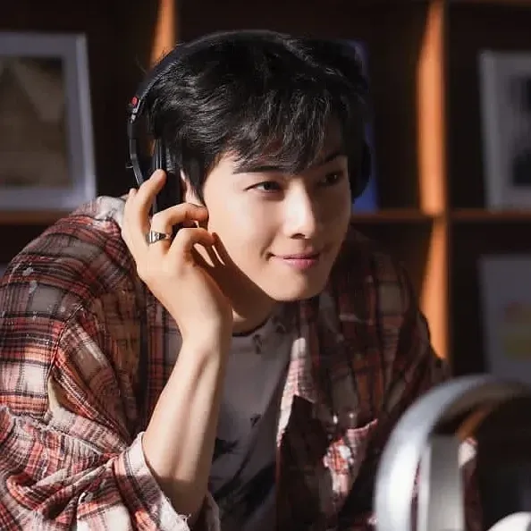 A moment captured by a fan of Cha Eunwoo