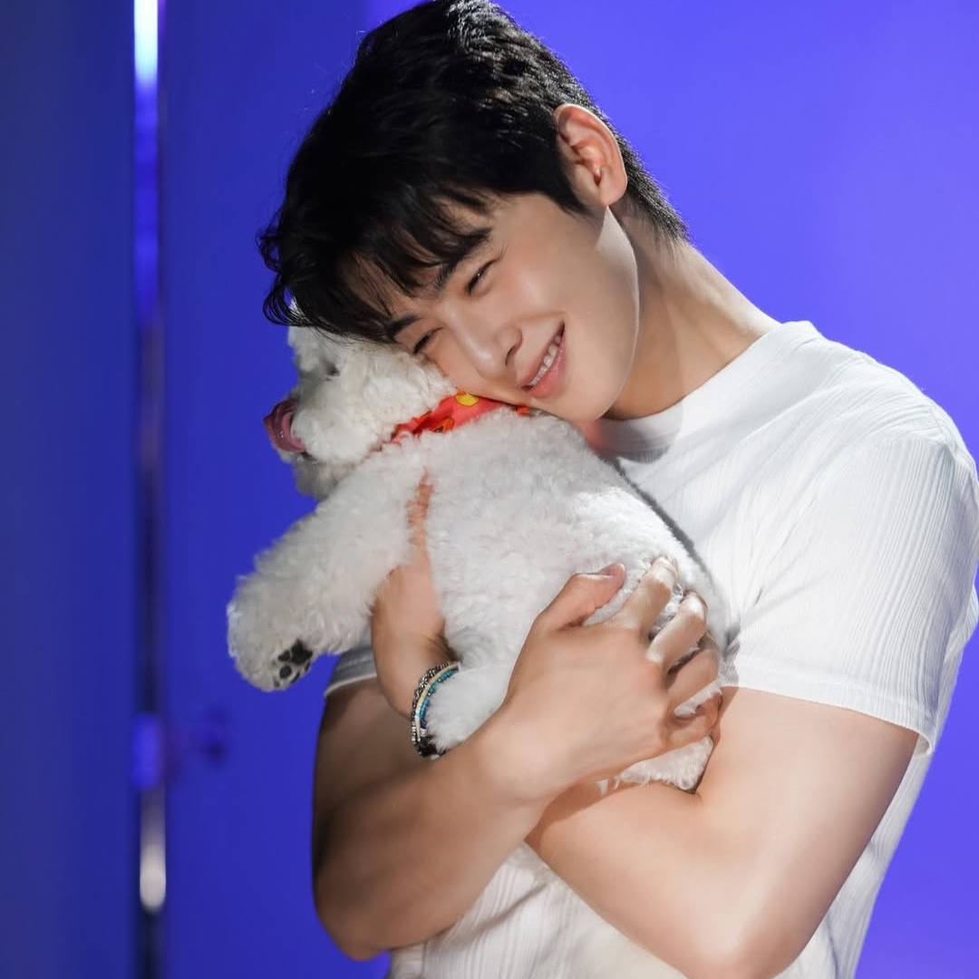 A moment captured by a fan of Cha Eunwoo