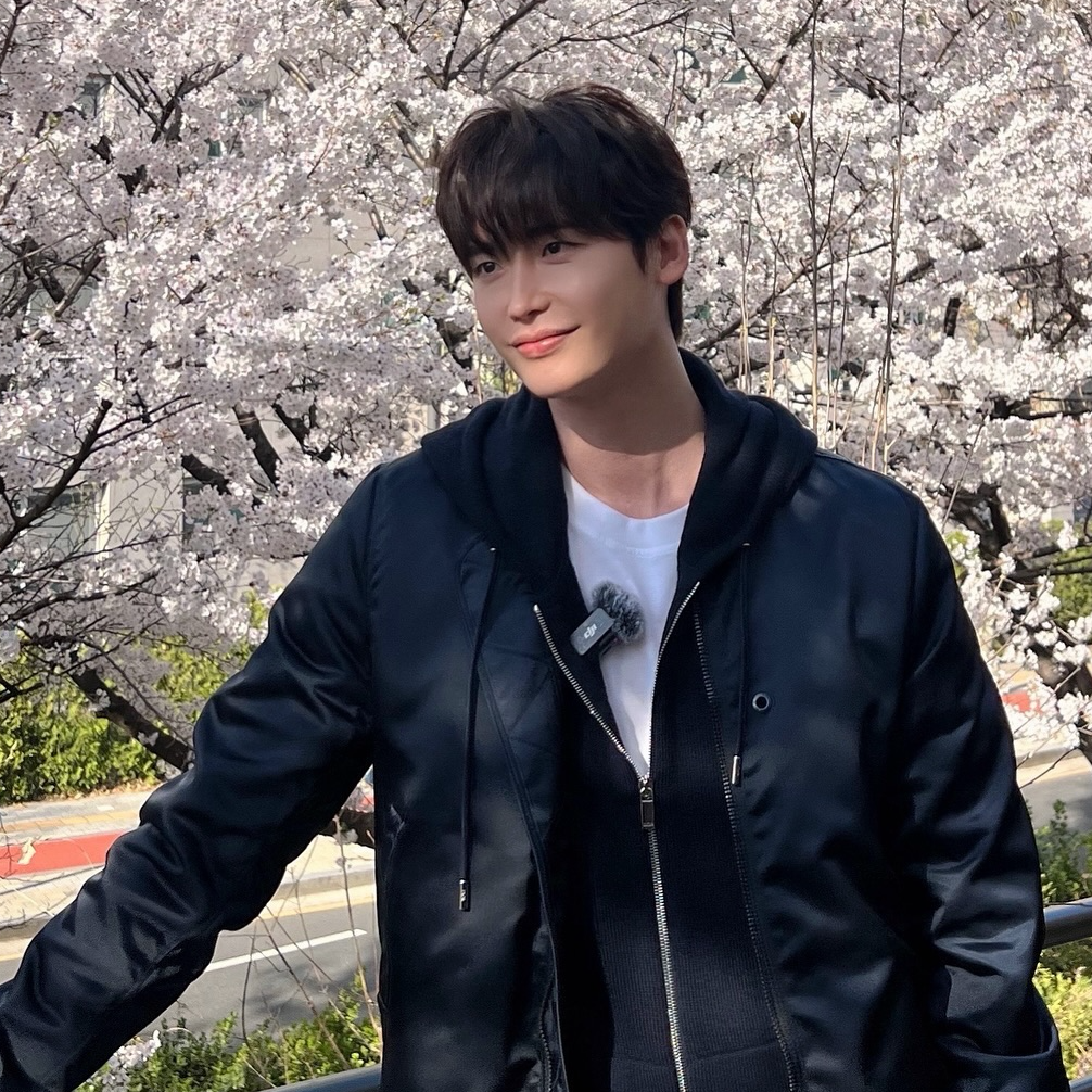 Recent activity shot of Lee Jongsuk