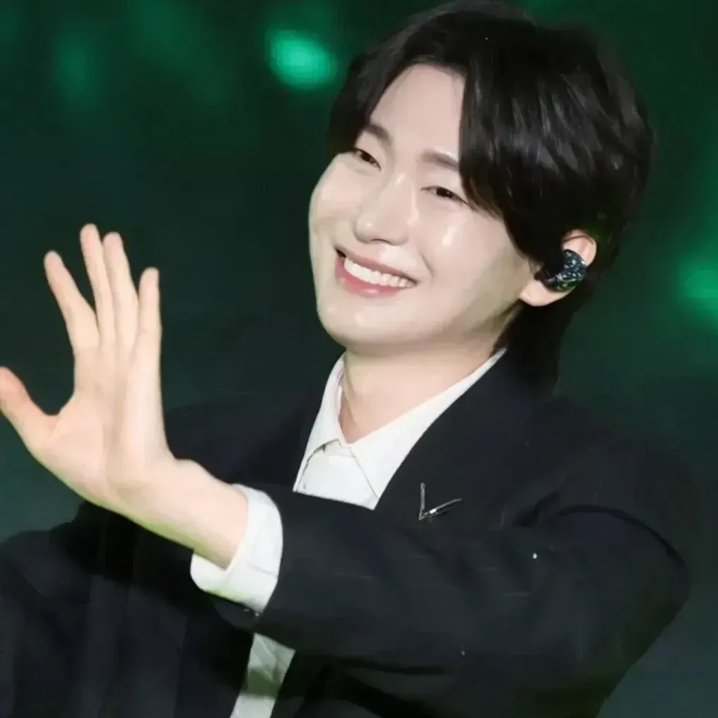 Behind-the-scenes cut of Kim Yongbin