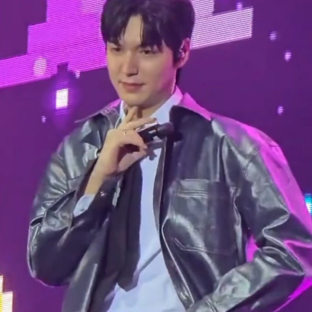 粉絲拍下的李敏鎬瞬間