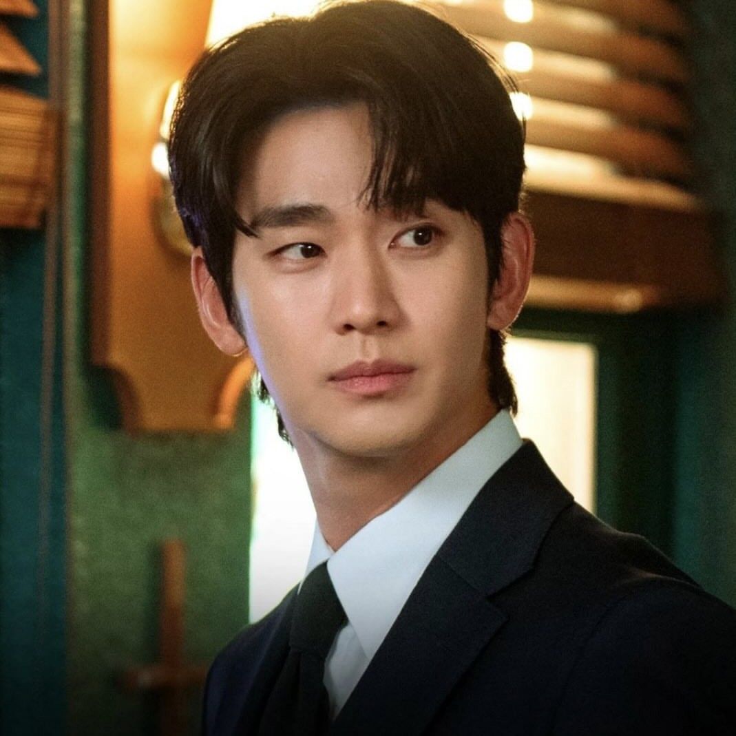 粉丝拍下的金秀贤瞬间