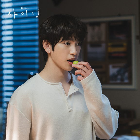 Behind-the-scenes cut of Park Jinyoung