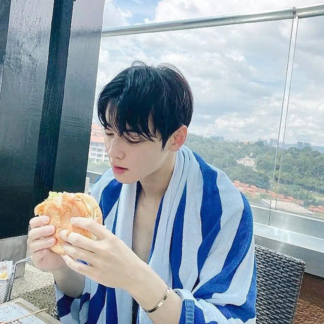 Latest photo of Cha Eunwoo