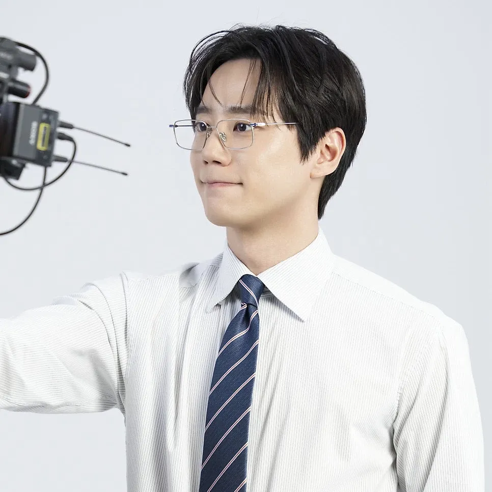 Behind-the-scenes cut of Lee Junyoung