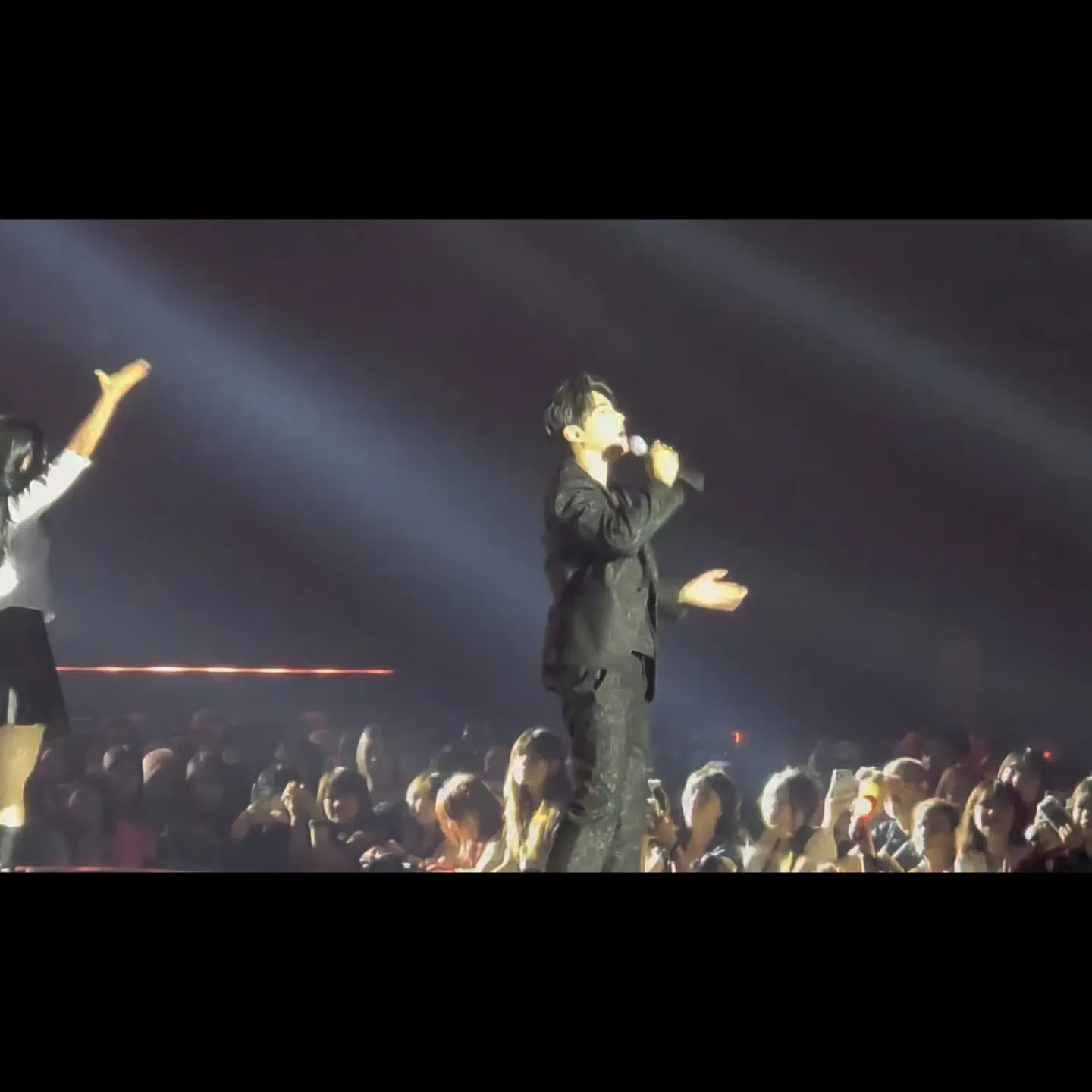 A moment captured by a fan of Seong Ri
