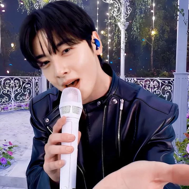 Latest photo of Cha Eunwoo