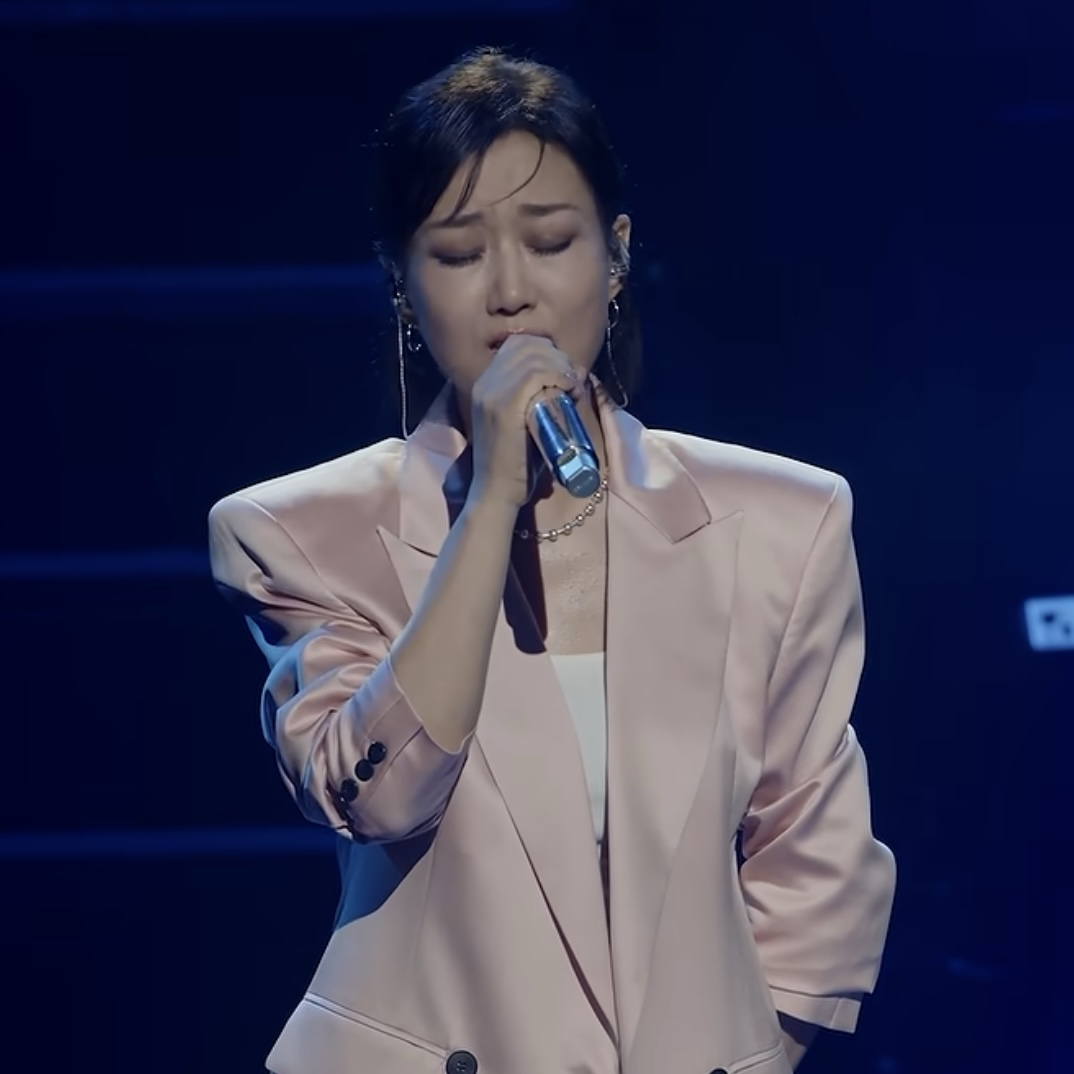 A moment captured by a fan of Jang Yoonjeong