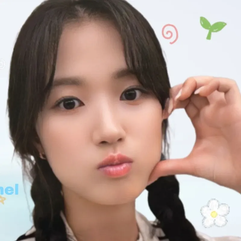 Behind-the-scenes cut of Kim Hyeyoon