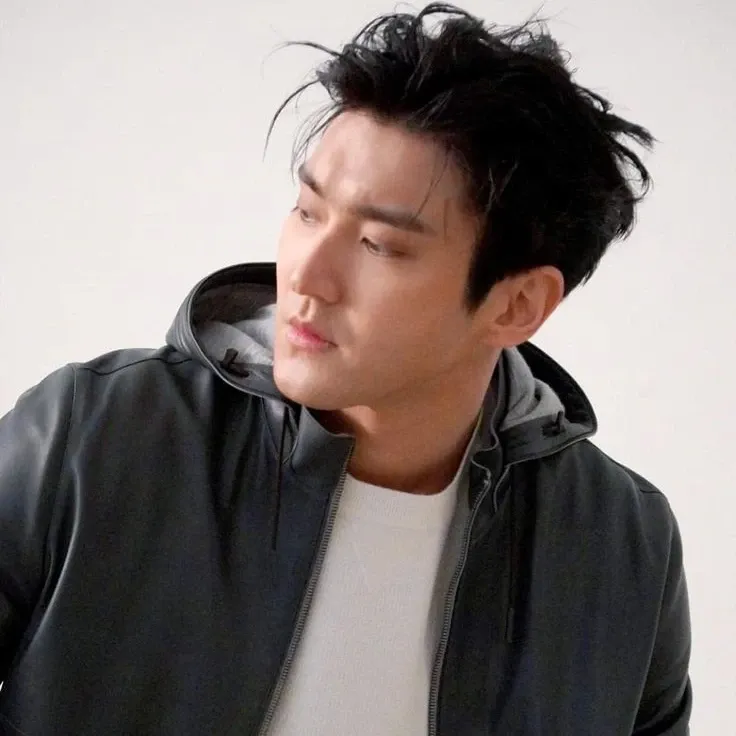 Recent activity shot of Choi Siwon