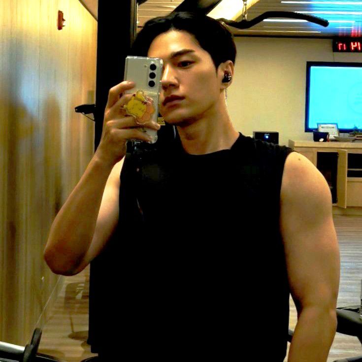 Latest photo of Kim Myungsoo (L)