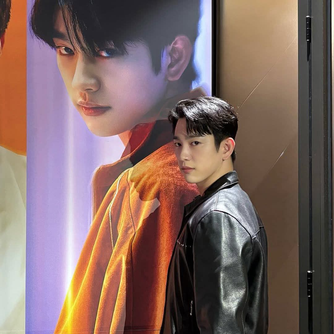 A moment captured by a fan of Park Jinyoung