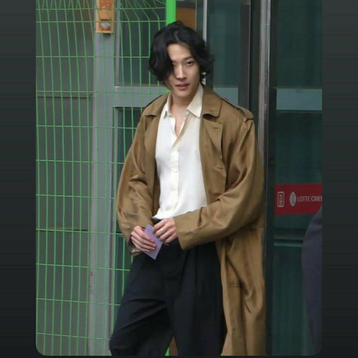 Behind-the-scenes cut of Lee Jongwon