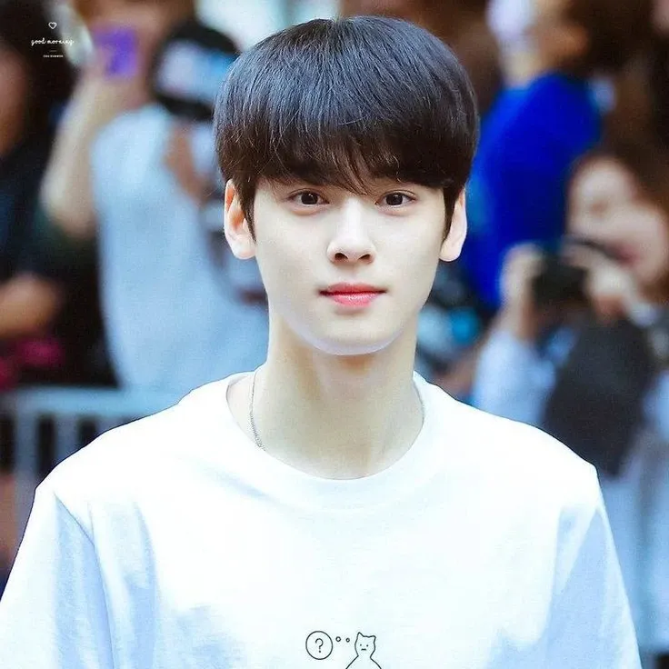 Behind-the-scenes cut of Cha Eunwoo