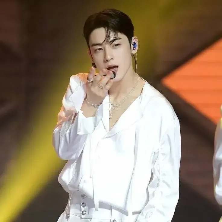Latest photo of Cha Eunwoo