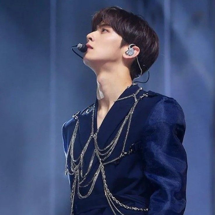 A moment captured by a fan of Cha Eunwoo